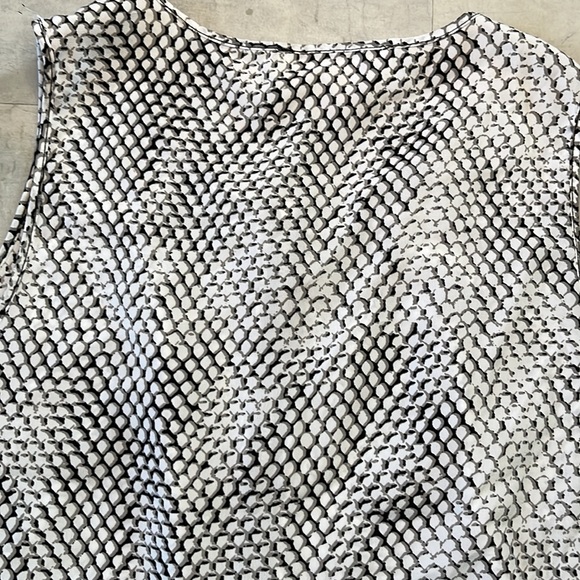 Michael Kors  NWOT   Abstract print blouse scoopneck      Sleeveless      Size S - Picture 7 of 13